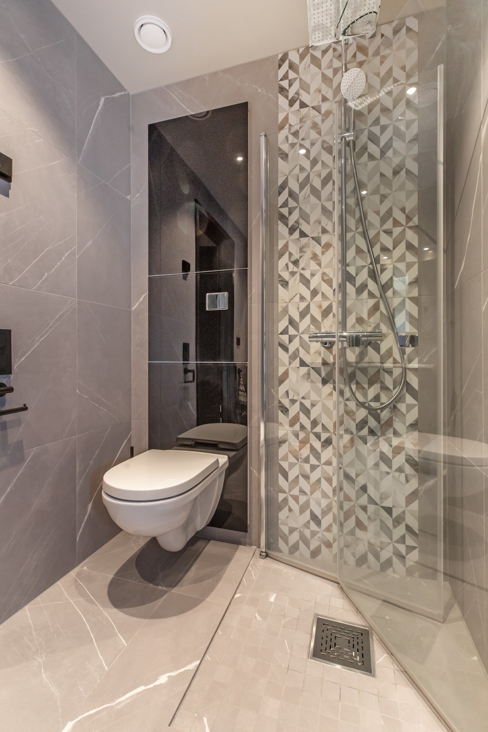 Dusjnisje med innfellbare vegger. Vegghengt toalett Galleribilde