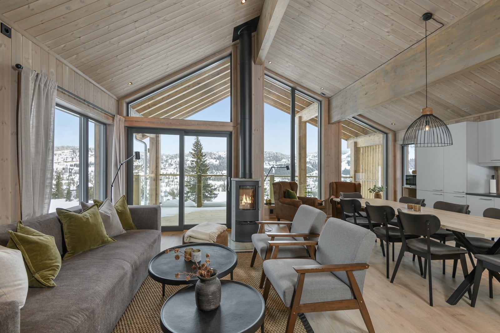 Stue med skråtak gir en god romfølelse! Galleribilde