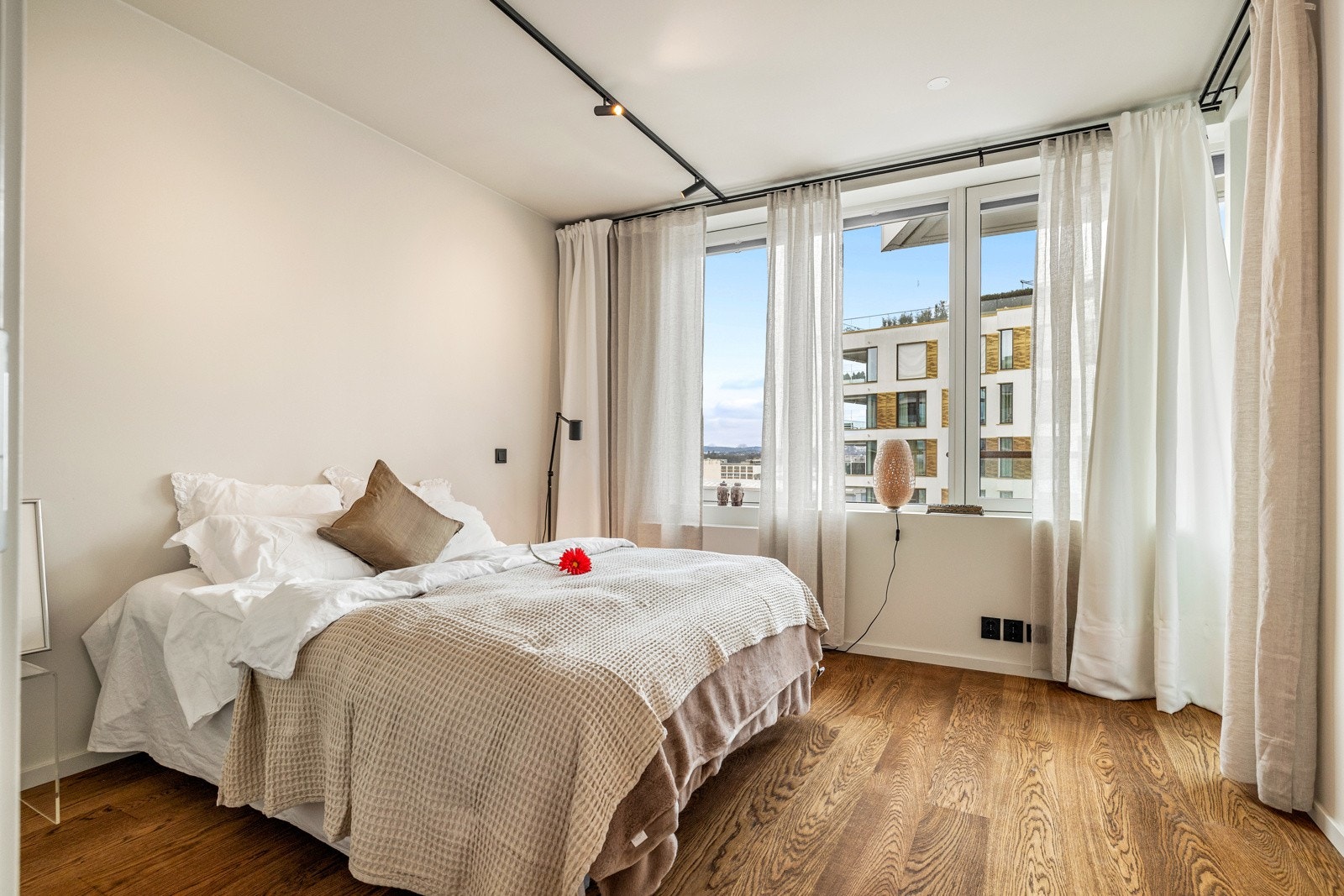 Det andre soverommet har bad "en suite", romslig garderobeskap og et stilfullt vindu i vinkel, som byr på fantastisk utsikt mot fjorden. Galleribilde