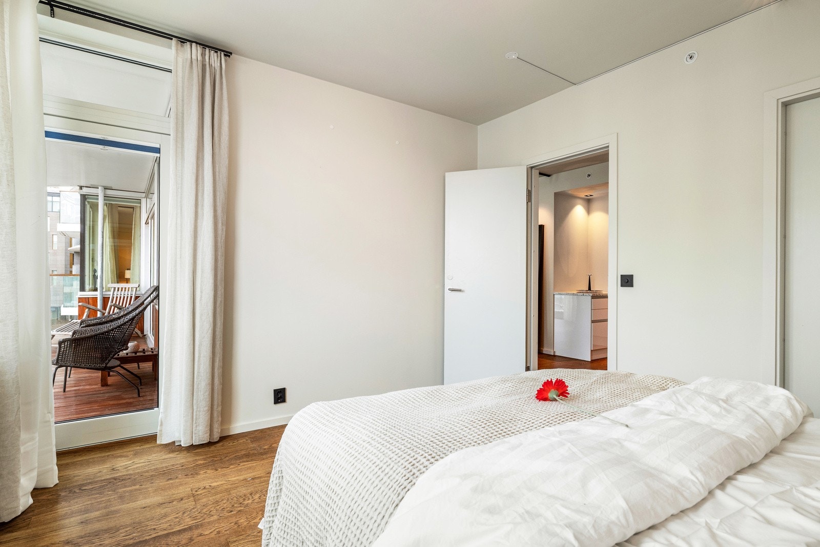 For øvrig har begge rommene pene overflater som nyslipt 1-stavs eikeparkett og glatte, nymalte overflater. Galleribilde