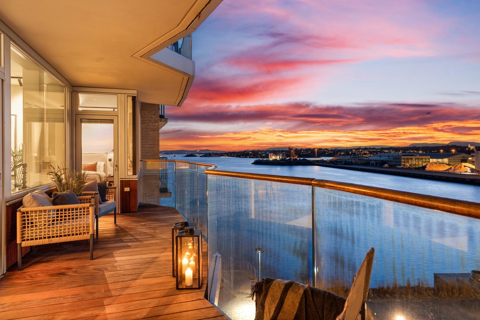 Leiligheten har en meget flott beliggenhet i byggets 5. etasje med flott fjordutsikt Galleribilde