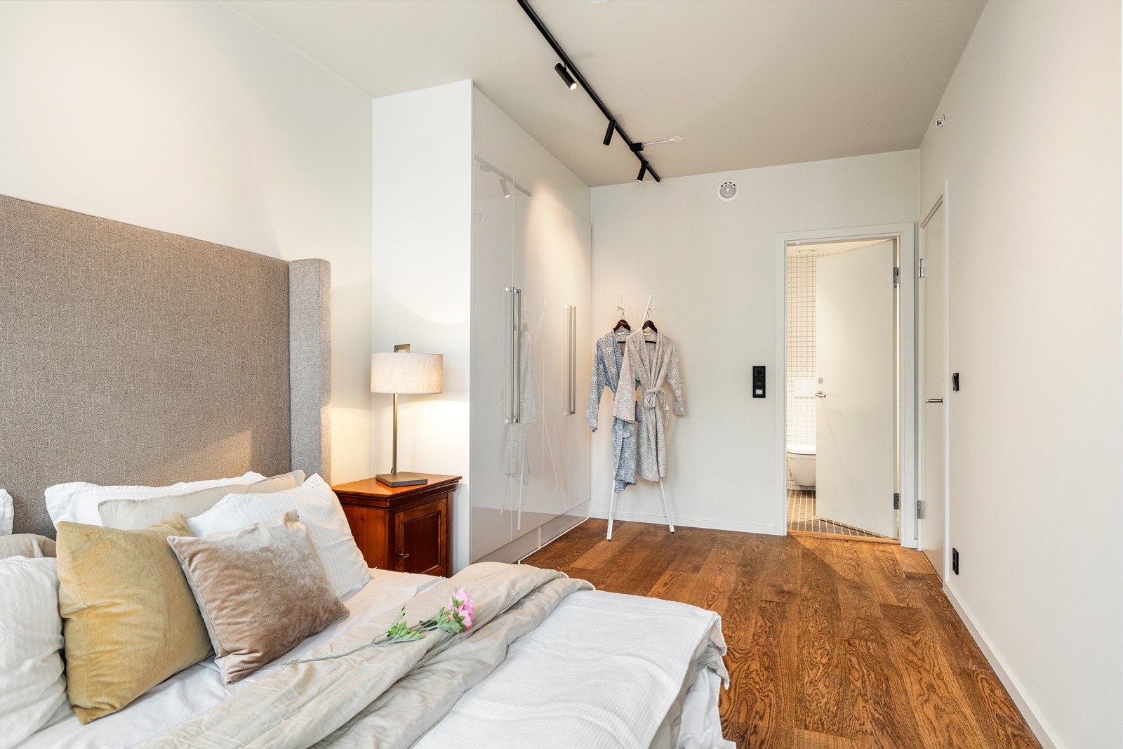 Det ene soverommet har terrassedør ut til balkongen, samt et romslig omkledningsrom med flott, takhøy hylleinnredning. Galleribilde