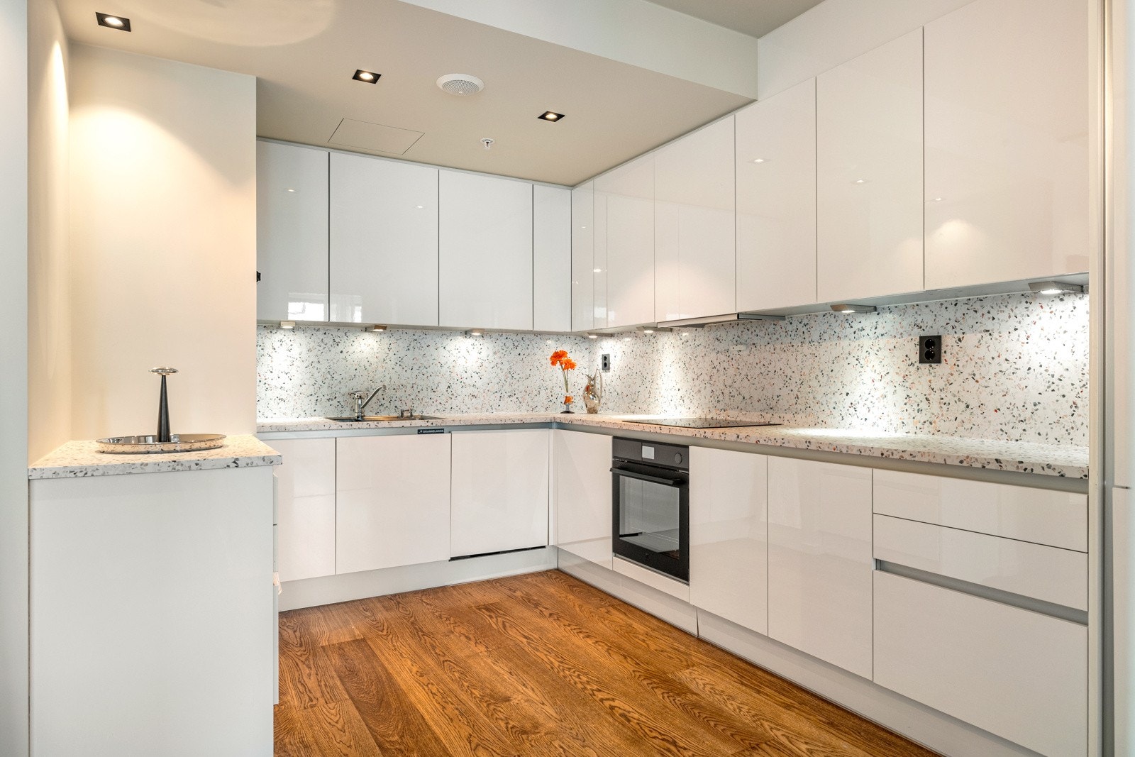 Det er god benkeplass og rikelig med oppbevaring i flere skuffer og overskap. Nye hvitevarer i 2025 - Electrolux platetopp, stekeovn, kombiskap og Miele oppvaskmaskin. Galleribilde