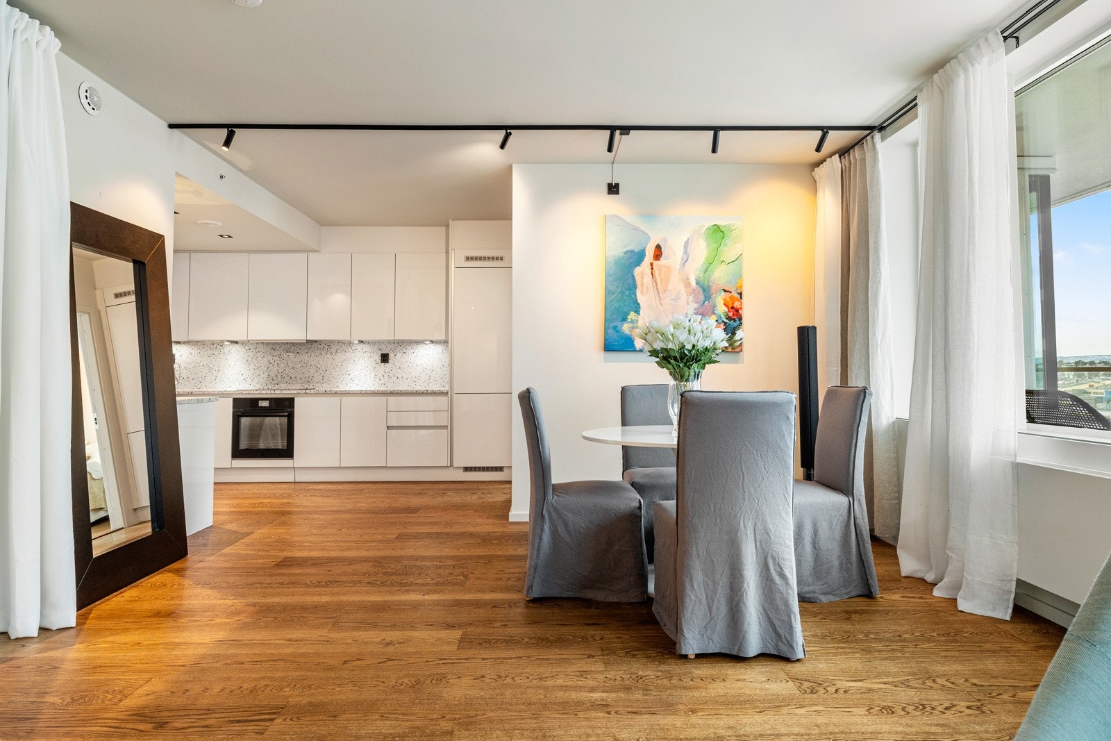 Leiligheten har balansert ventilasjon, samt oppvarming og varmtvann fra fjernvarme som er inkludert i felleskostnadene. Galleribilde