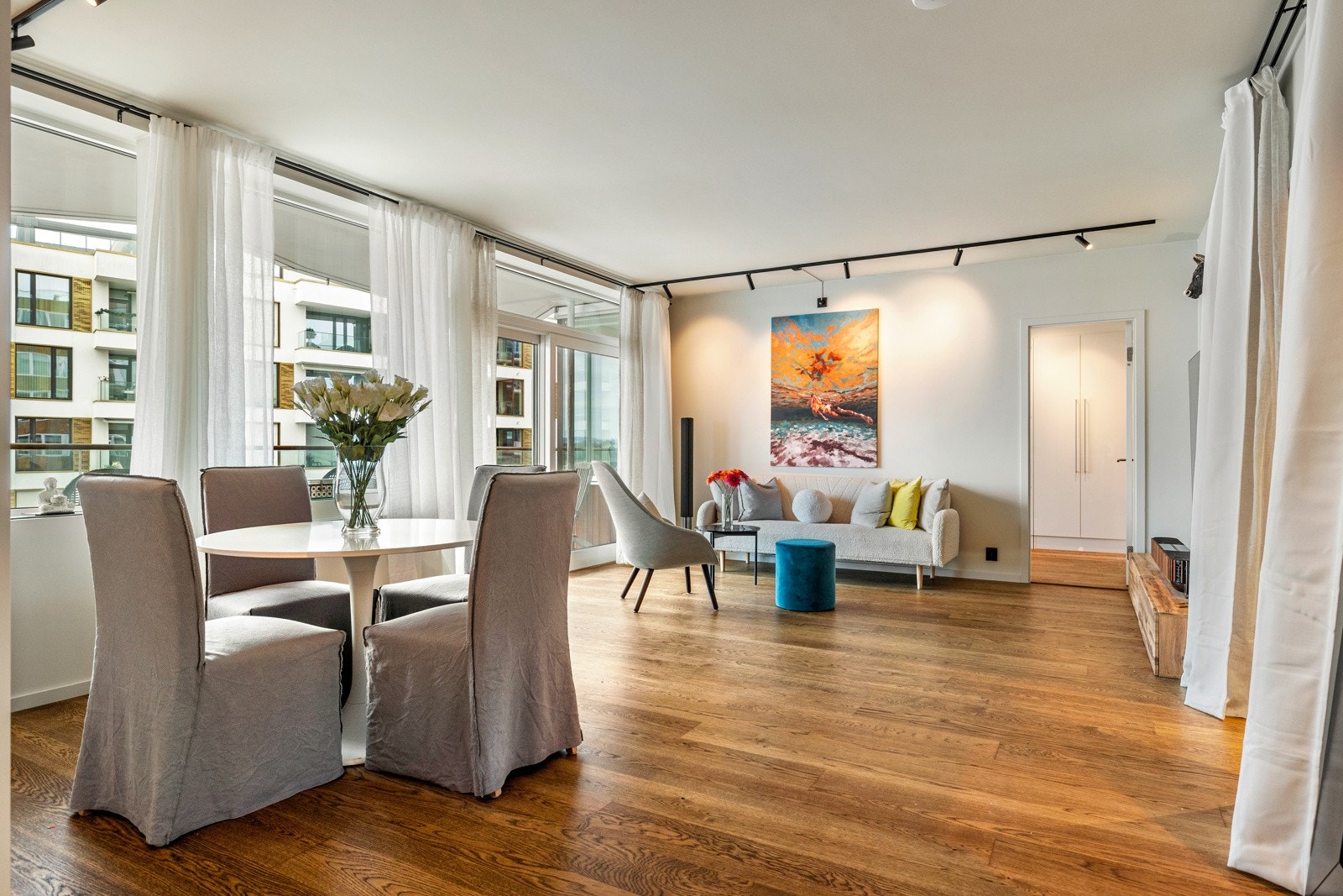 Leiligheten har nylig blitt oppgradert med godt utført håndverk. Gulvene er nyslipt, satt inn med olje, og ferdigstilt med tokomponent ultramatt lakk. Galleribilde