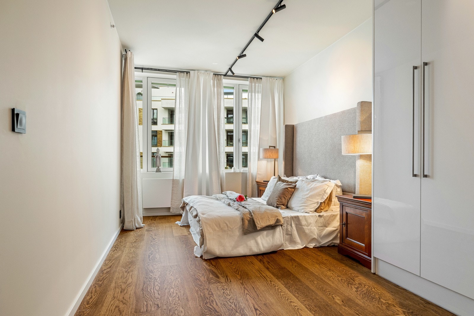 Leiligheten har to romslige soverom, begge med god plass til dobbeltseng og nattbord, samt ekstra kvaliteter på hver sin måte. Galleribilde