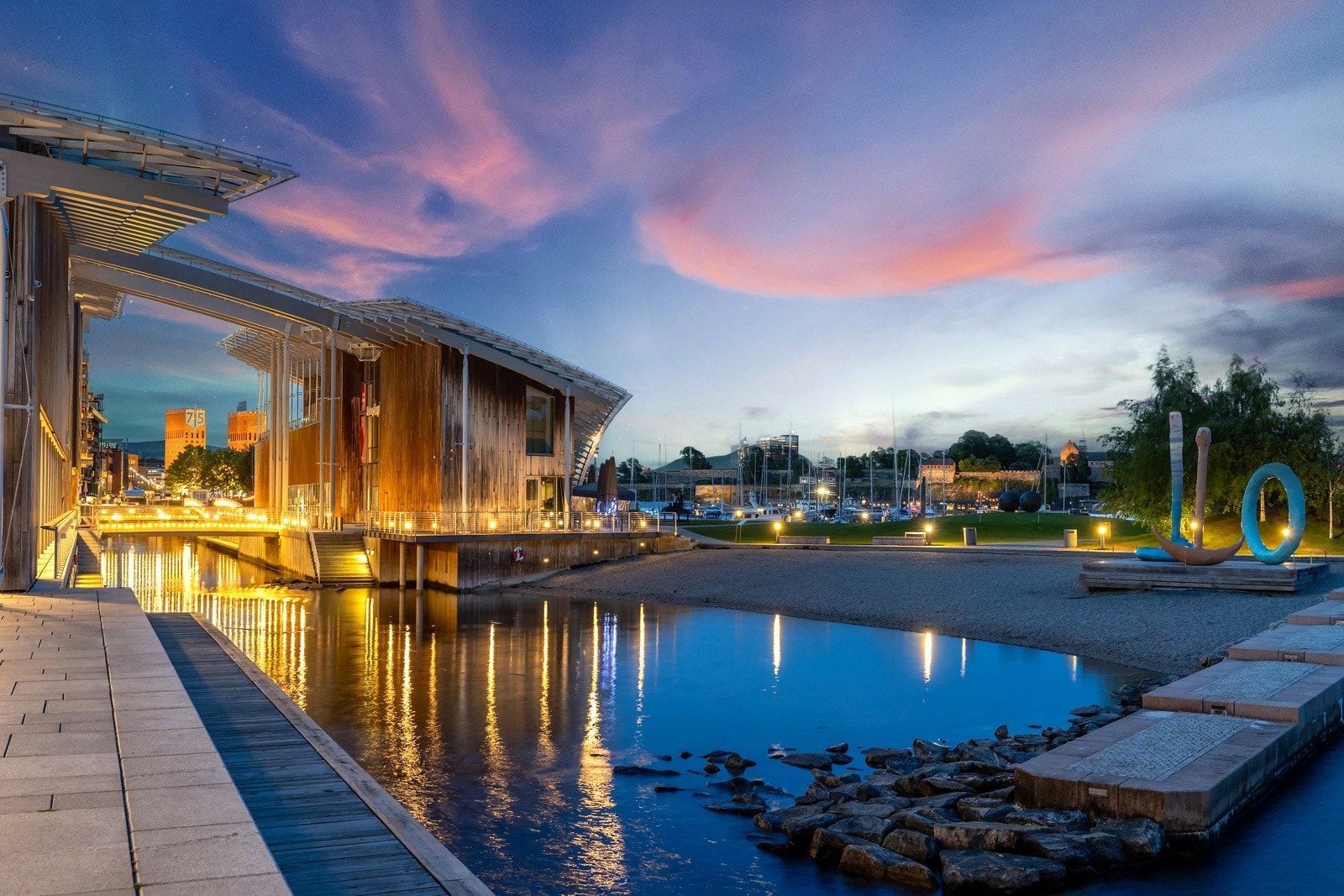 Bygget ligger midt på Tjuvholmens ytterste del, også kalt "Holmen", nær den populære badebryggen og stranden. Galleribilde