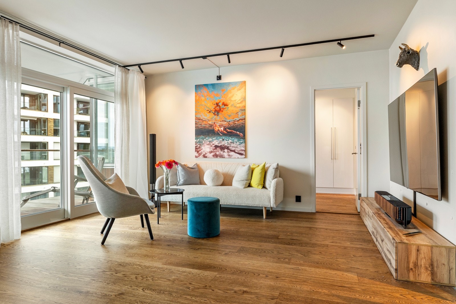 Det er god plass til sofasalong i den ene delen av stuen, samt spisestuemøbler i tilknytning til kjøkkenet Galleribilde