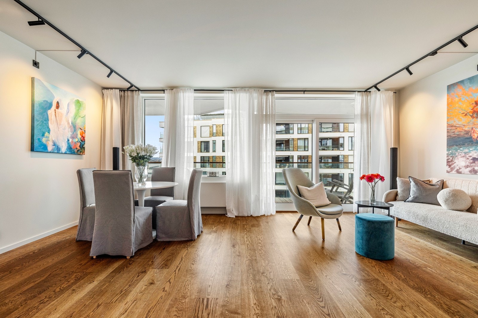 Stuen oppleves romslig og innbydende med himlingshøyde på 2,6 meter, 1-stavs eikeparkett på gulv og glatte, lysmalte overflater Galleribilde