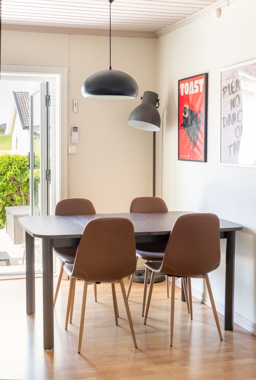 Fra stuen er det utgang til en stor terrasse med gode solforhold, og med fint utsyn til nabolaget og landskapet i omegn. Galleribilde