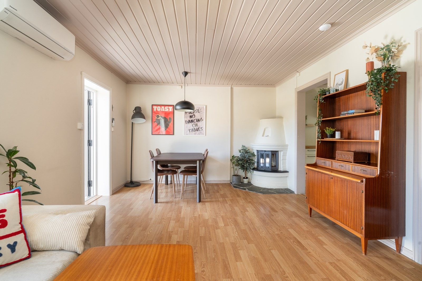 I stuen er det montert peisovn for lun varme på kaldere dager. Galleribilde