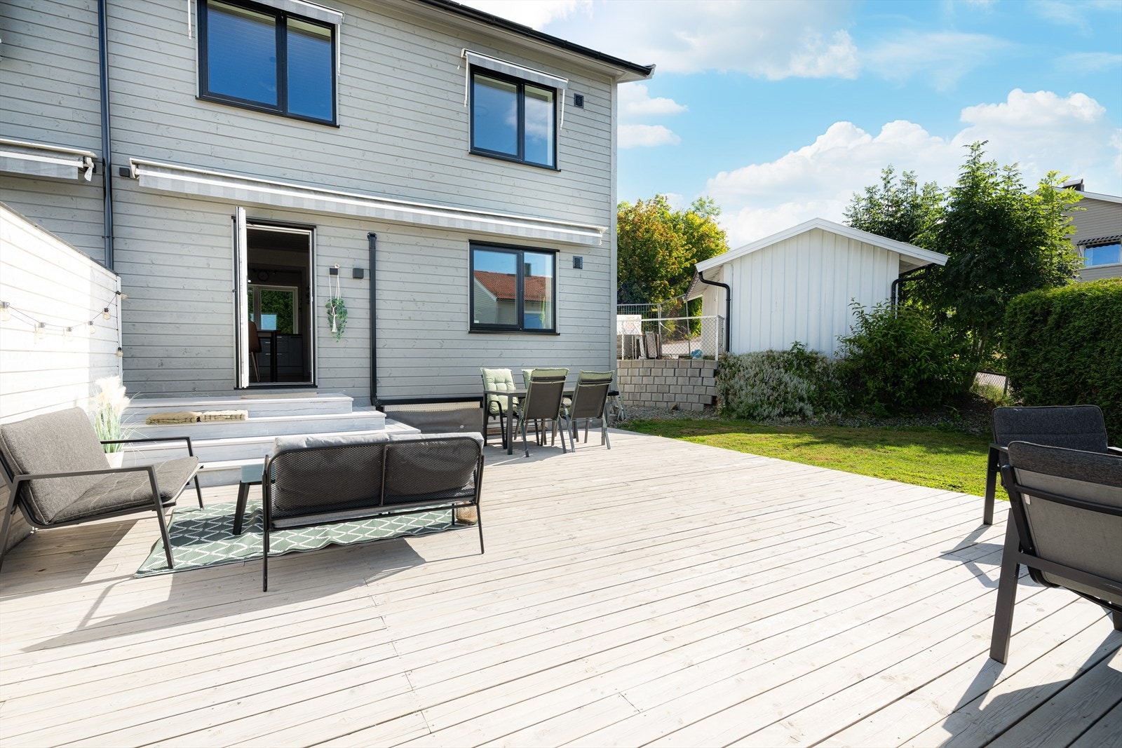 Med adkomst fra stua med trapp ned til en nydelig terrasse med optimale solforhold .Terrassen er på 51m2 som har dekke av impregnert trevirke. Det er god plass til diverse utemøbler, og det er motorisert markise. Galleribilde