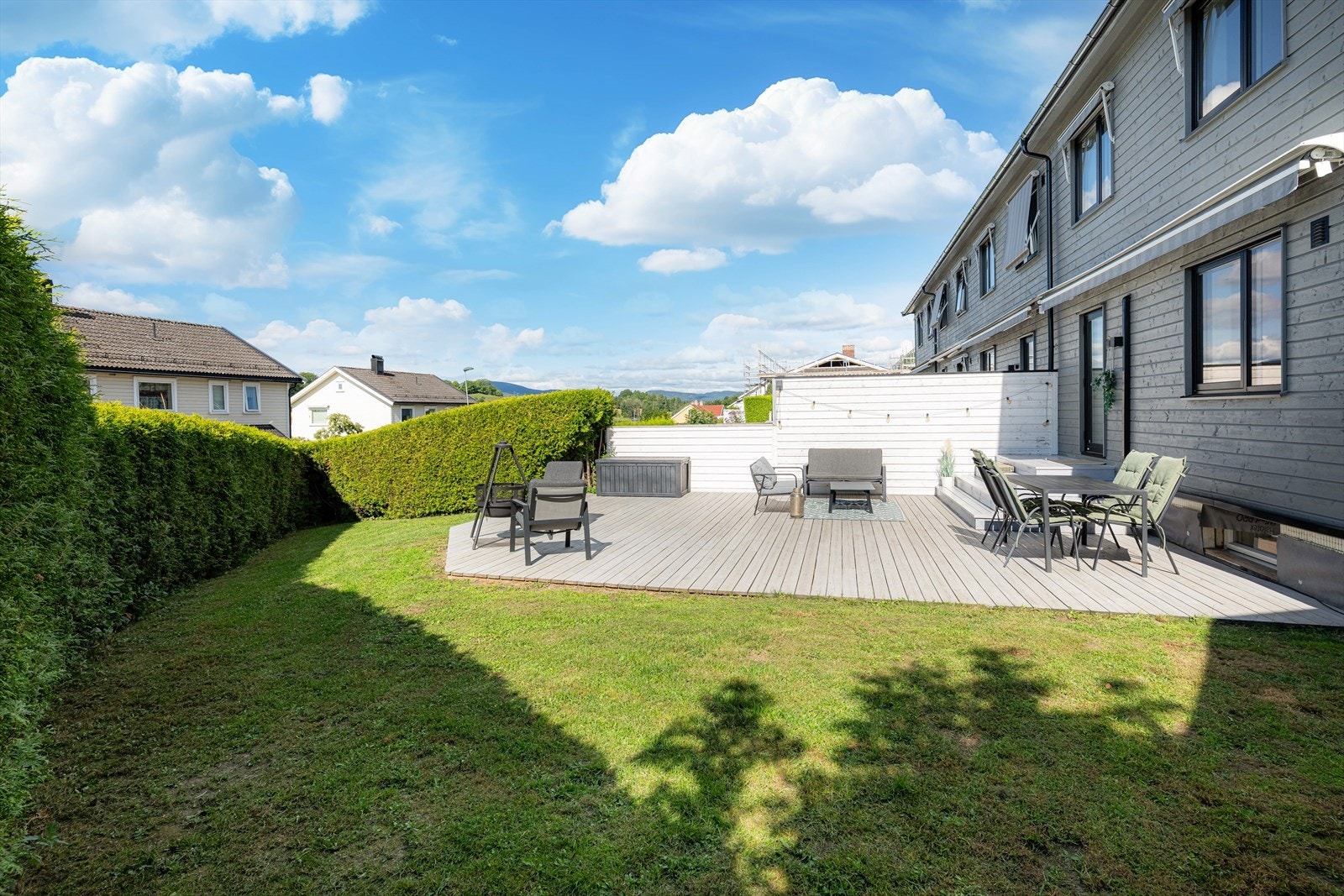 Nydelig usjenert hagedel med hekk og levegg. Galleribilde