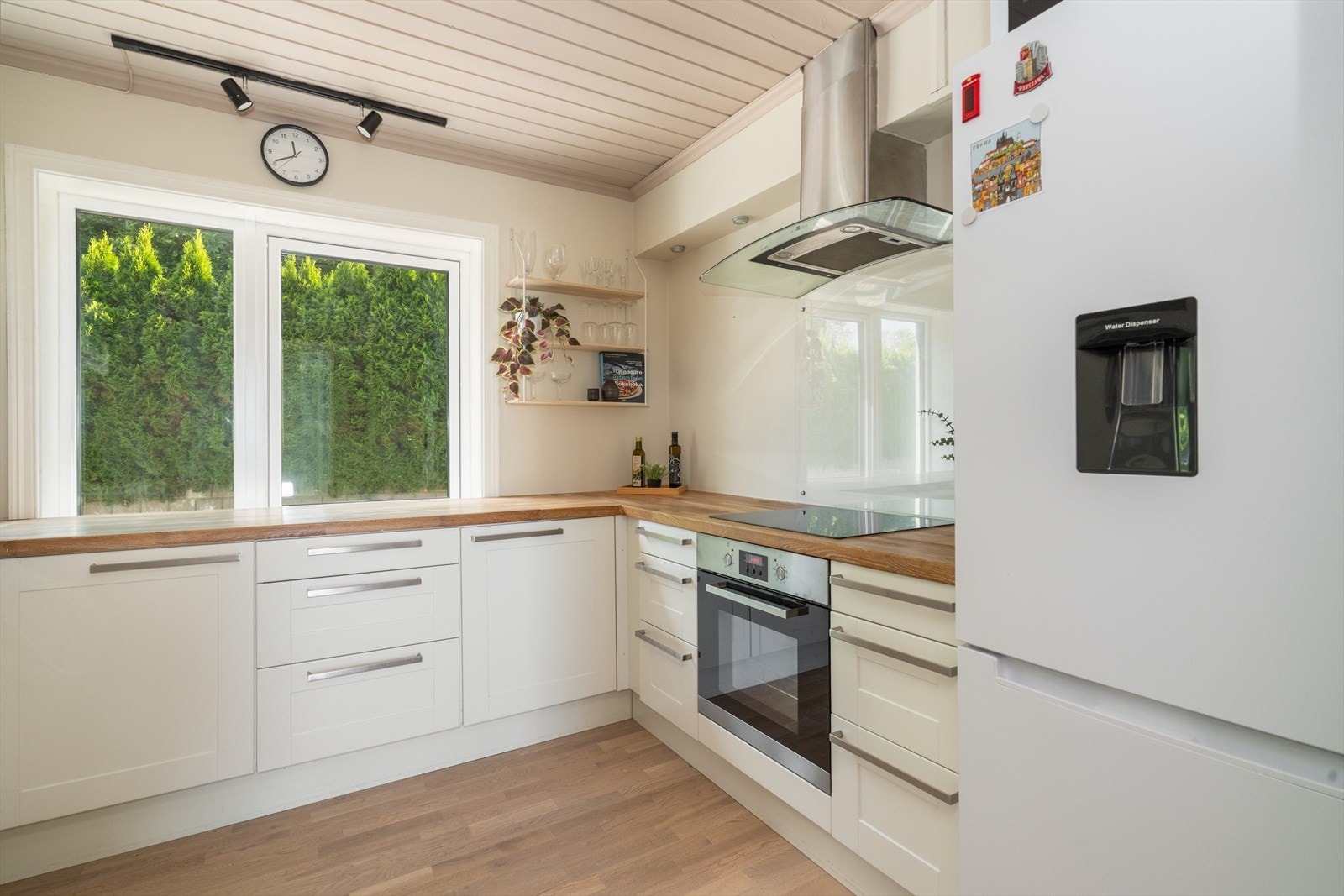 Det er integrert koketopp, stekeovn, kjøl/fryseskap. Det er meget god skap- og benkeplass på flere sider av rommet. Galleribilde