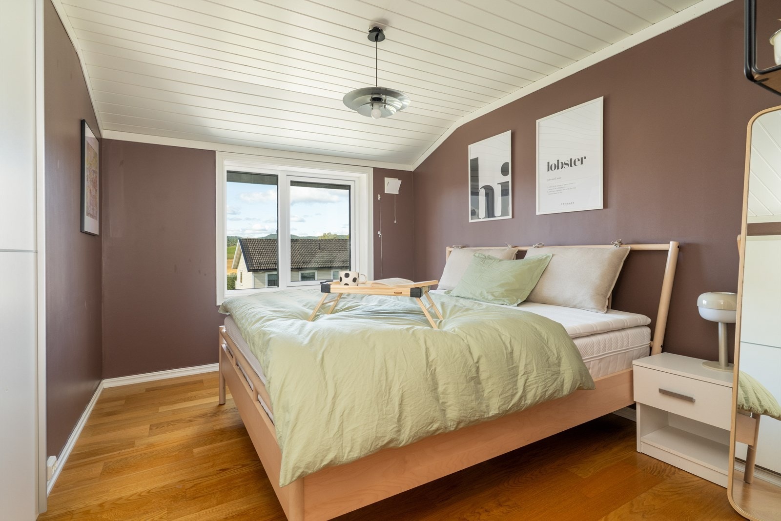 Hovedsoverommet er av god størrelse, med god plass til soveromsmøblement og skyvedørsgarderobe med plass til klesoppbevaring. Galleribilde