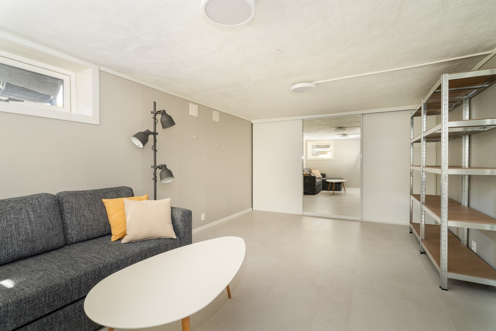 I kjellerstue/soverom er det skyvedørsgarderobe med en speildør med god plass til oppbevaring. Galleribilde