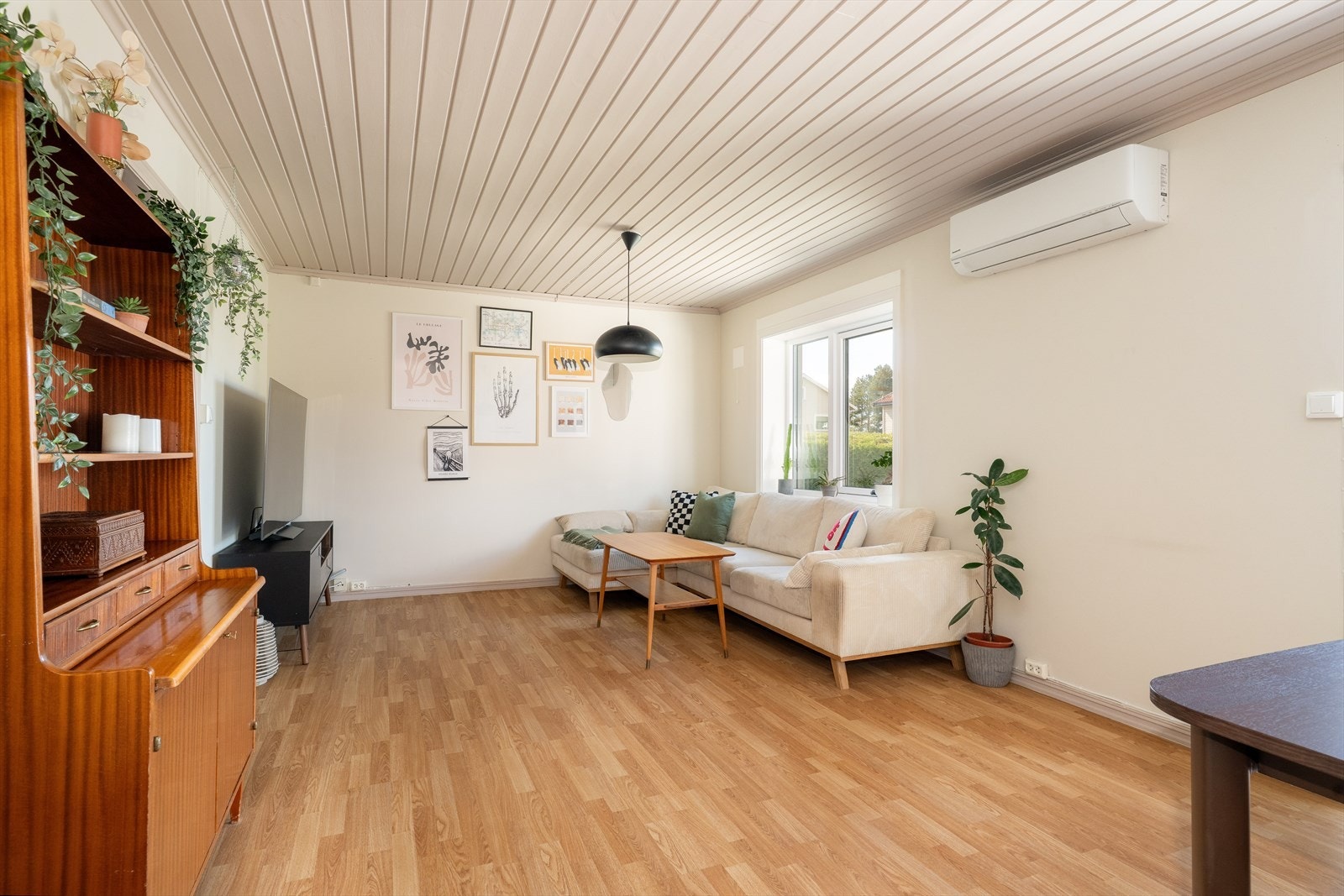 Boligen har tre fleksible etasjer, to store soverom med garderober, ekstra barnerom og en romslig kjellerstue - ideelt for familieliv og ulike behov i hverdagen. Galleribilde