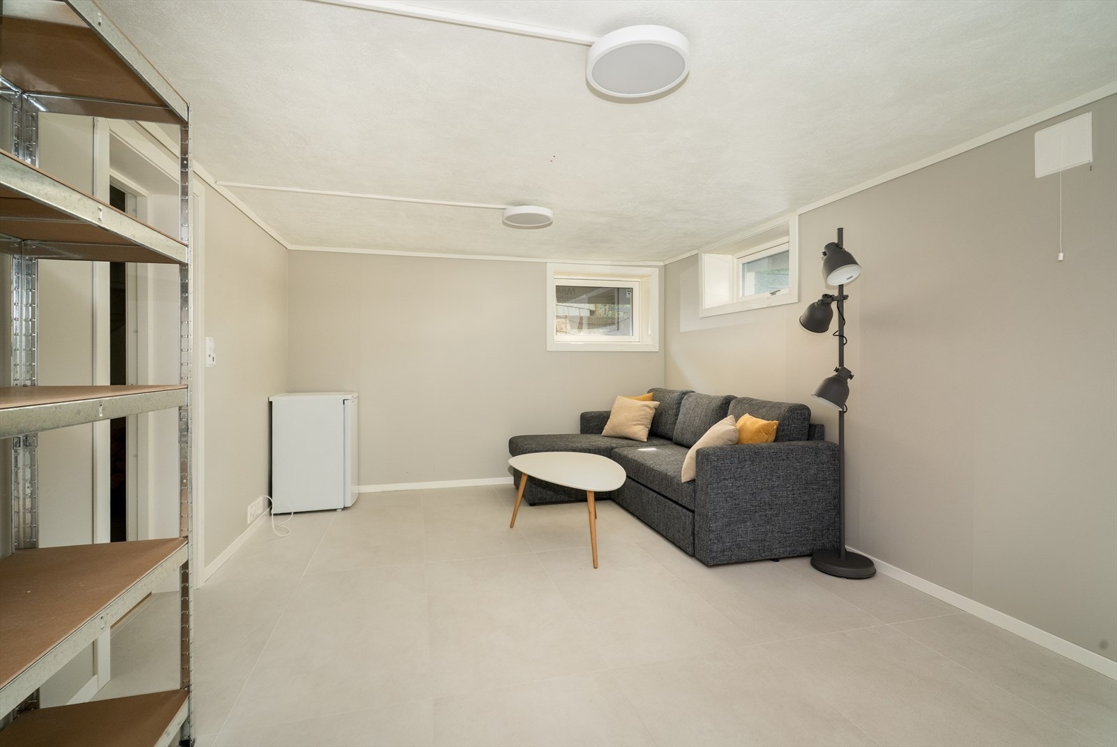 Boligen har kjellerstue/soverom i kjeller. Her er det gulvfliser, malte vegger og malt betongtak. Galleribilde