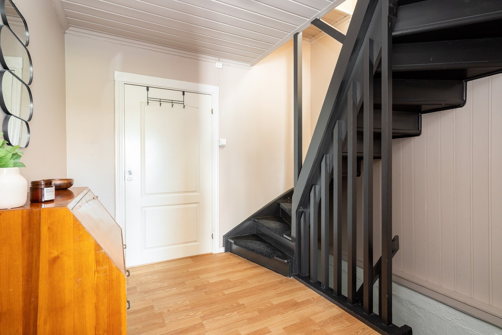 Entré med lyse vegg overflater og fin plass til oppbevaringsmøblement for sko- og yttertøy. Galleribilde