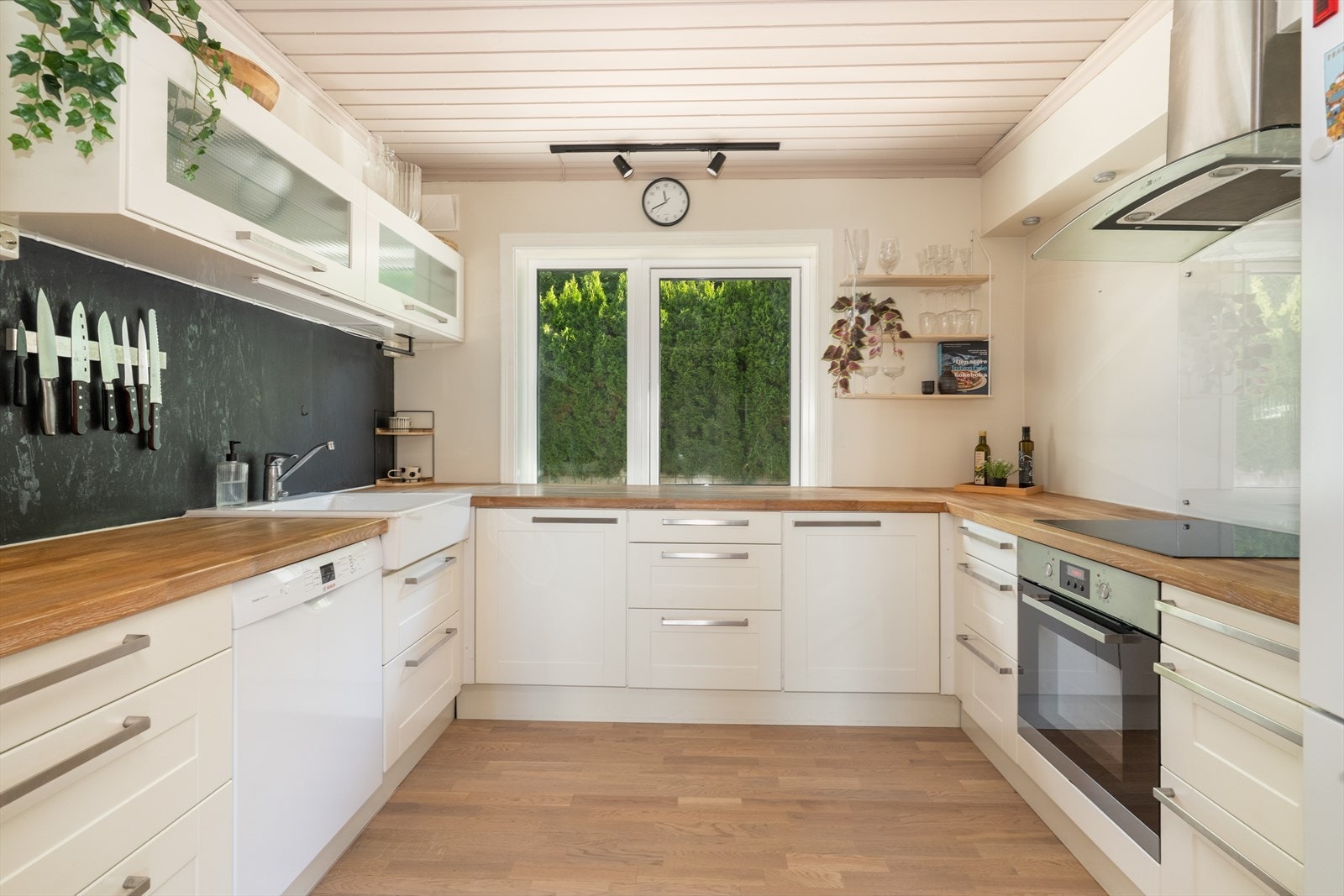 Flott og romslig kjøkken med hvit kjøkkeninnredning fra 2012 med malte profilerte fronter og laminert benkeplate. Galleribilde