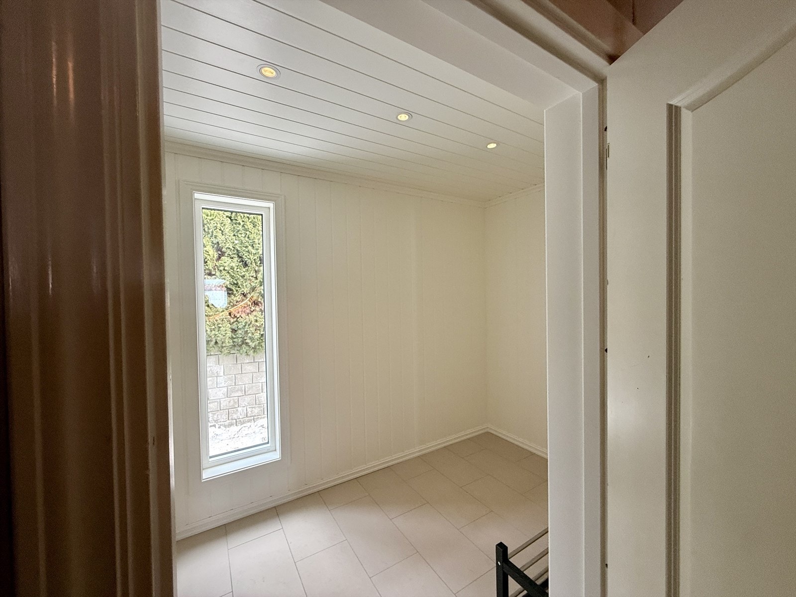 Nyoppført entrè med god plass til oppbevaring av sko og jakker. Selgers eget bilde. Galleribilde