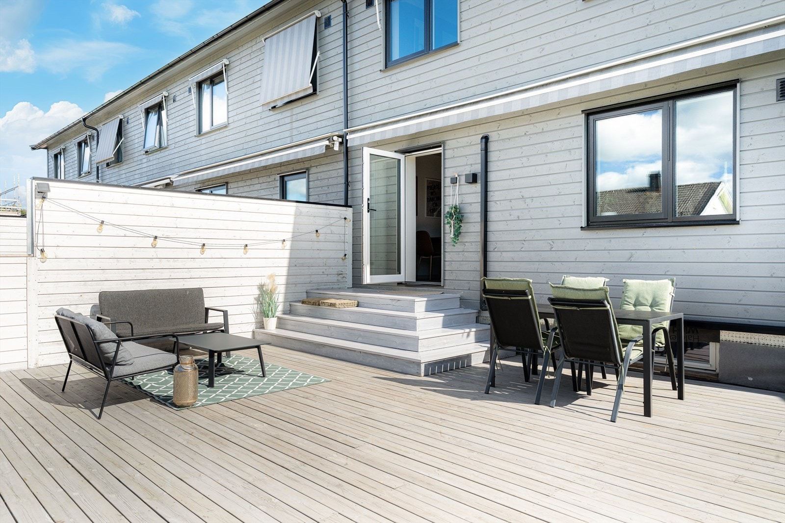 Det er utgang til en stor deilig terrasseplatting fra 2022 på 52 m2. Terrassen har levegg mot nabo og det er montert markise. Galleribilde