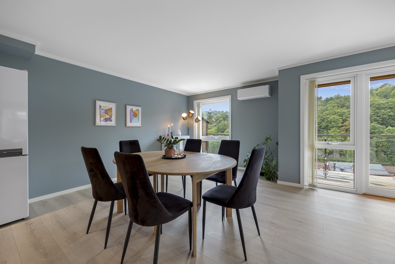 Det er god plass til både spisestue og TV-avdeling. Det er installert varmepumpe i stua til både varme og kjøling. Galleribilde