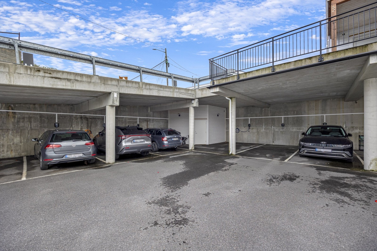 Det er parkeringsplass i carport. Galleribilde