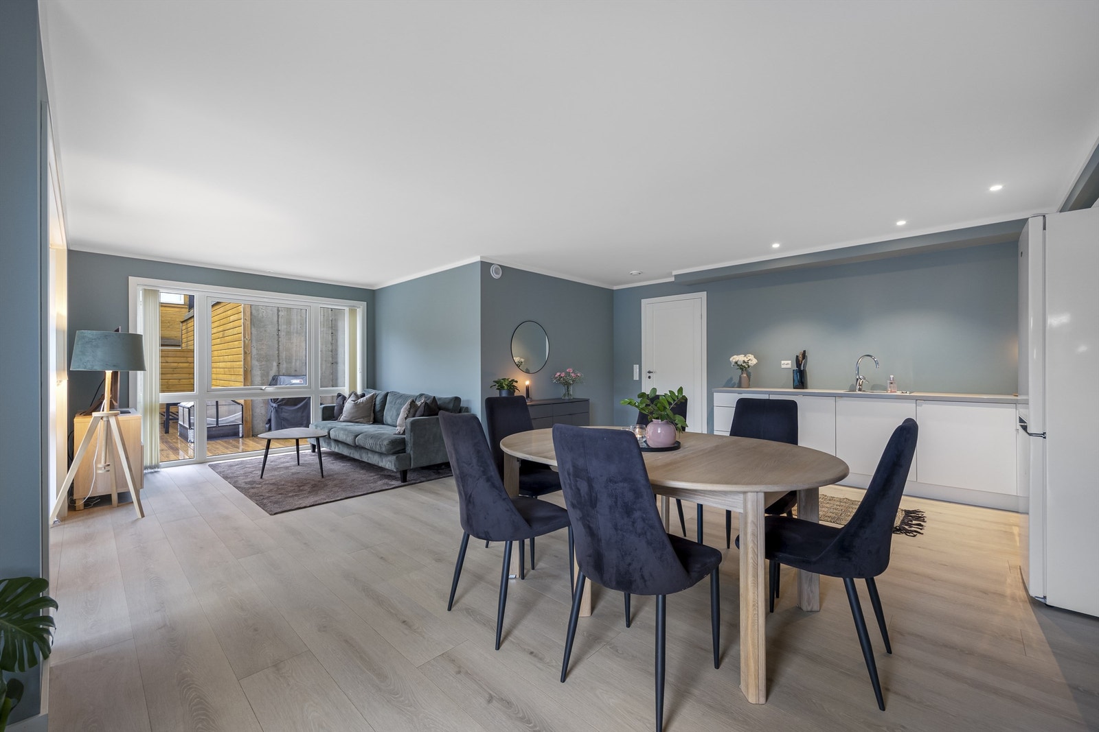 Leiligheten er oppført i 2020 og holder en god standard med god åpen løsning til stue/kjøkken. Galleribilde