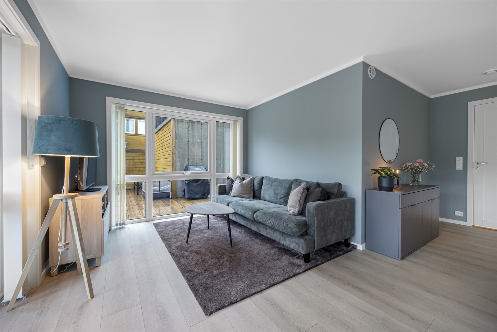 Leiligheten har store vindusflater som slipper inn naturlig lys og gir en åpen romfølelse. Galleribilde