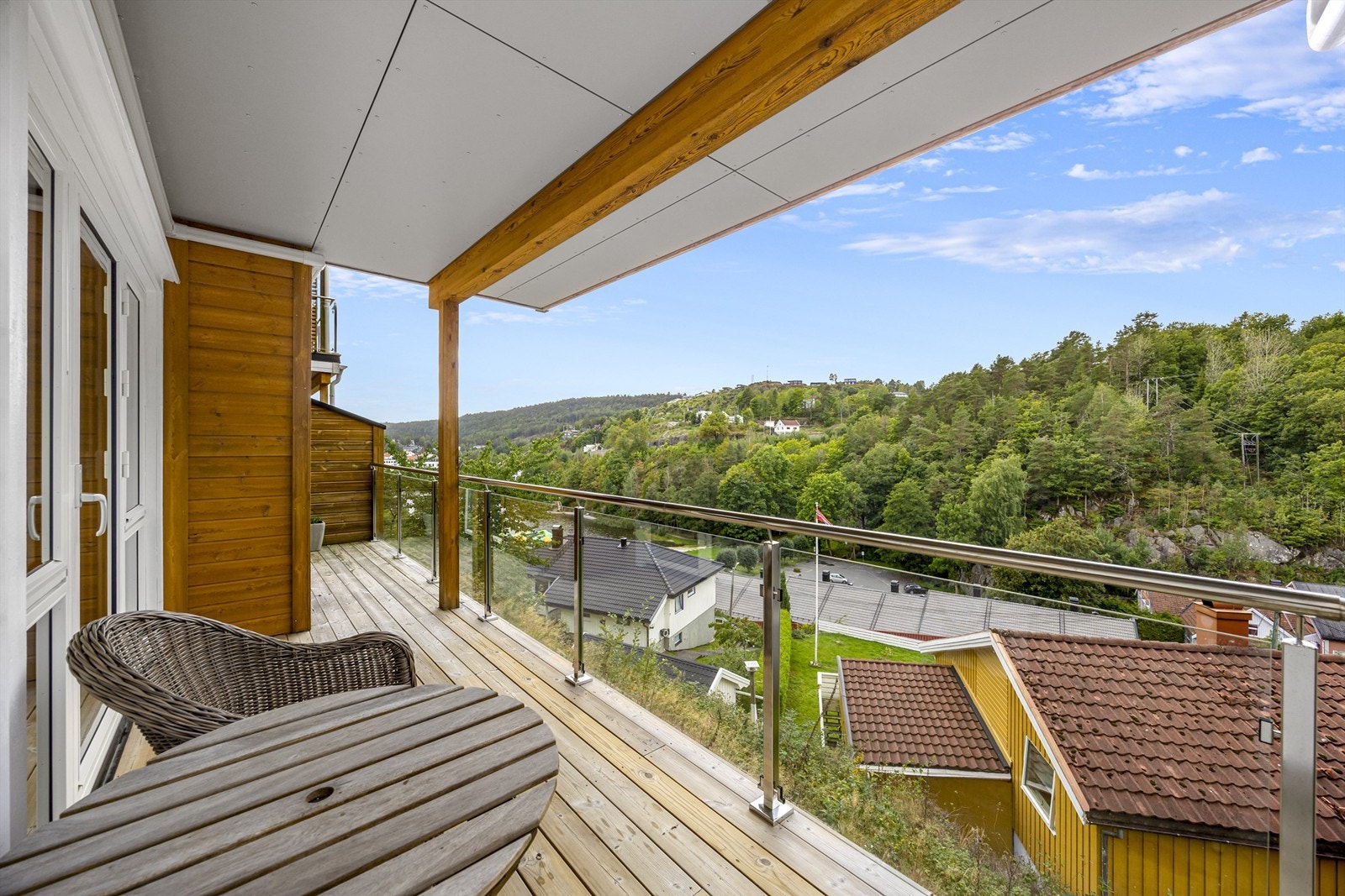 Det er takoverbygg og glassrekkverk på deler av verandaen. Galleribilde