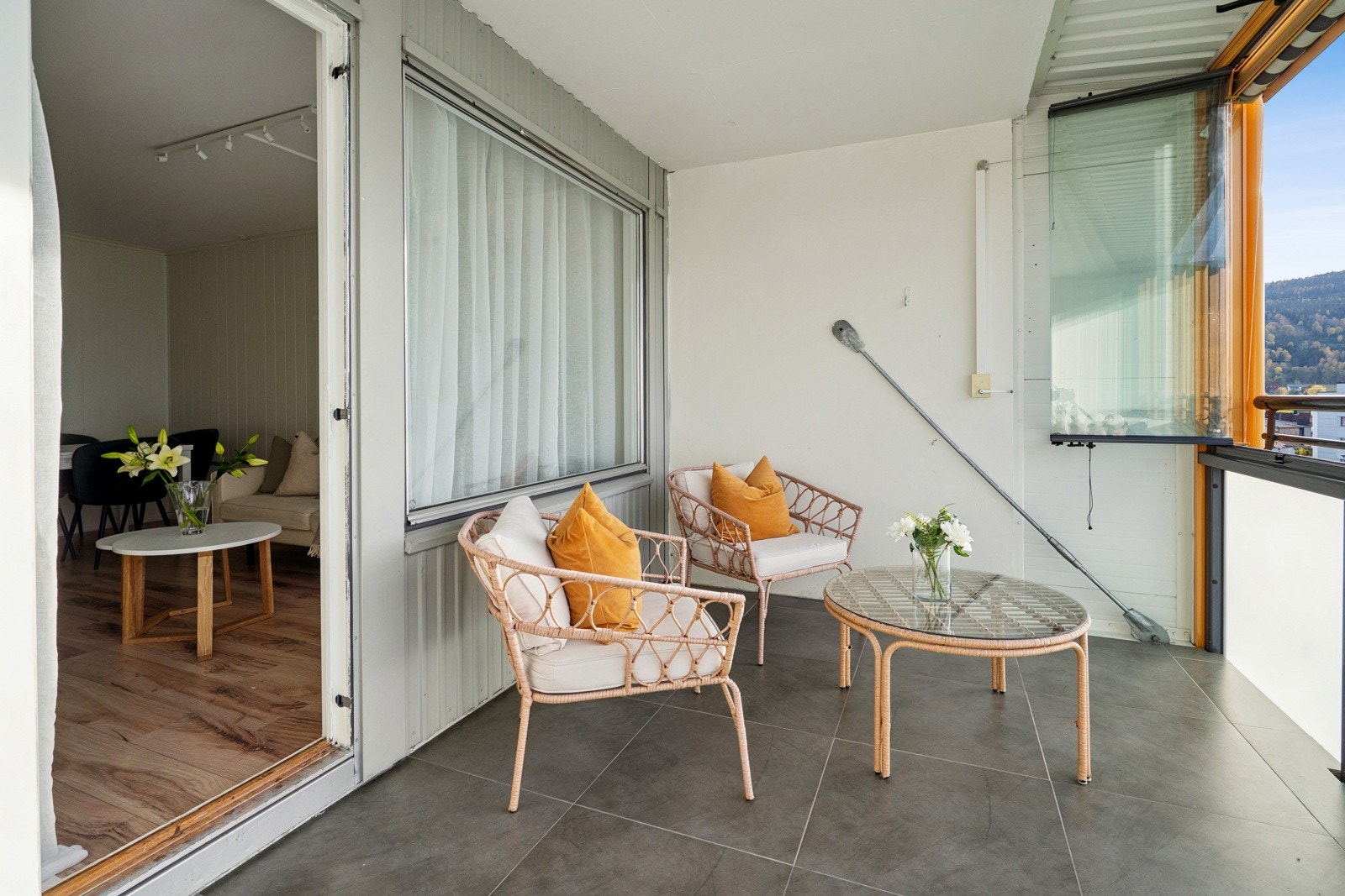 Din private oase. Den vestvendte innglassede balkongen forlenger sommersesongen og gir en lun ekstra stue. Svært goe solforhold hele året. Galleribilde