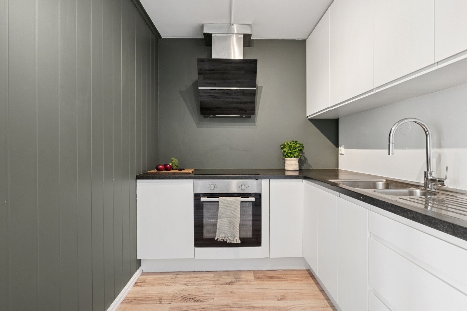 Stilrent kjøkken glatte fronter og integrerte hvitevarer. Dette sikrer et ryddig og strøkent uttrykk i den populære åpne løsningen. Galleribilde