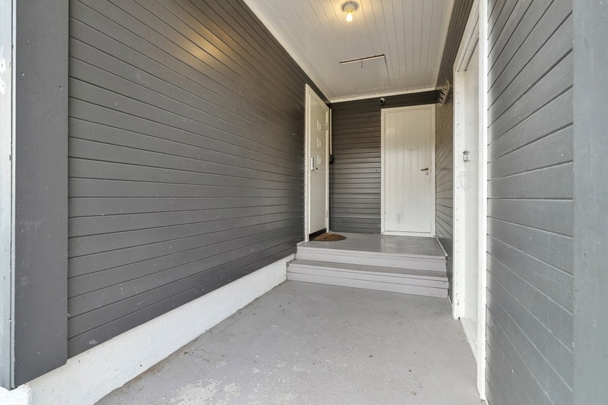 Inngangsparti hoveddel med dør til kjeller rett frem, og garasjen til høyre. Galleribilde