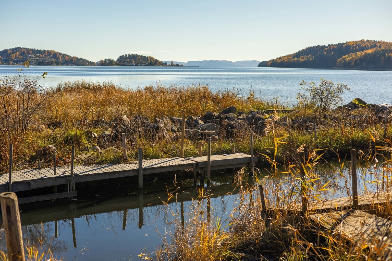 Rolige omgivelser ved sjøen. Kort vei til vannet med småbrygge og nydelig utsikt mot skjærgården. Galleribilde