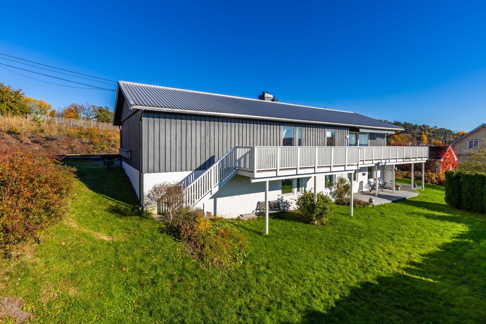 Solrik hage med direkte adkomst til verandaen. Perfekt for familieliv, grilling og rolige ettermiddager i sola. Galleribilde