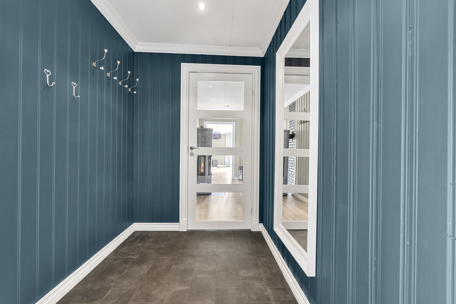 Lun og delikat entré. Flott fargevalg og pene overflater gir et godt førsteinntrykk. Galleribilde