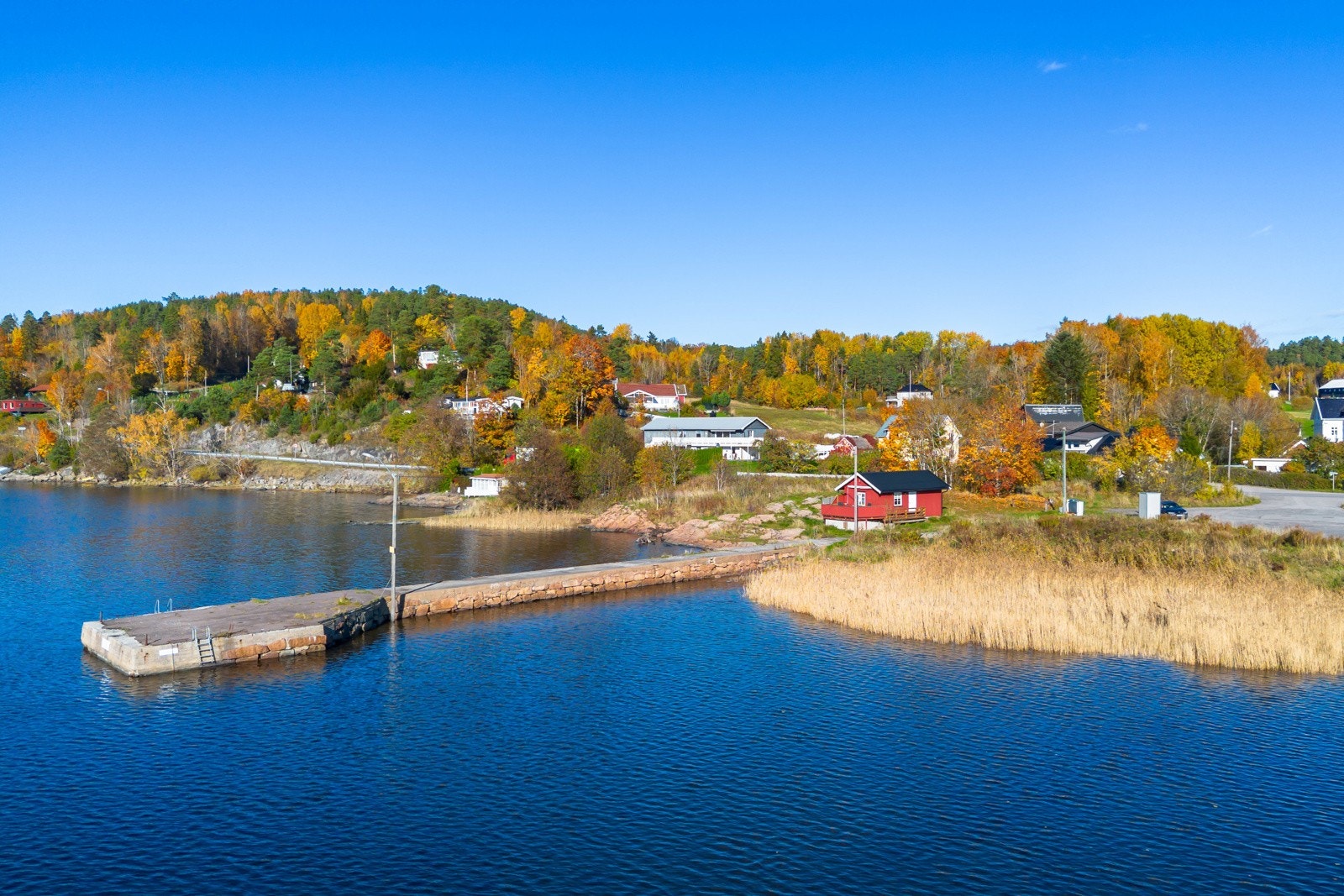 Unik plassering ved vannet. Nærhet til sjø, strand og flotte turområder gir en sjelden kombinasjon av natur og komfort. Galleribilde