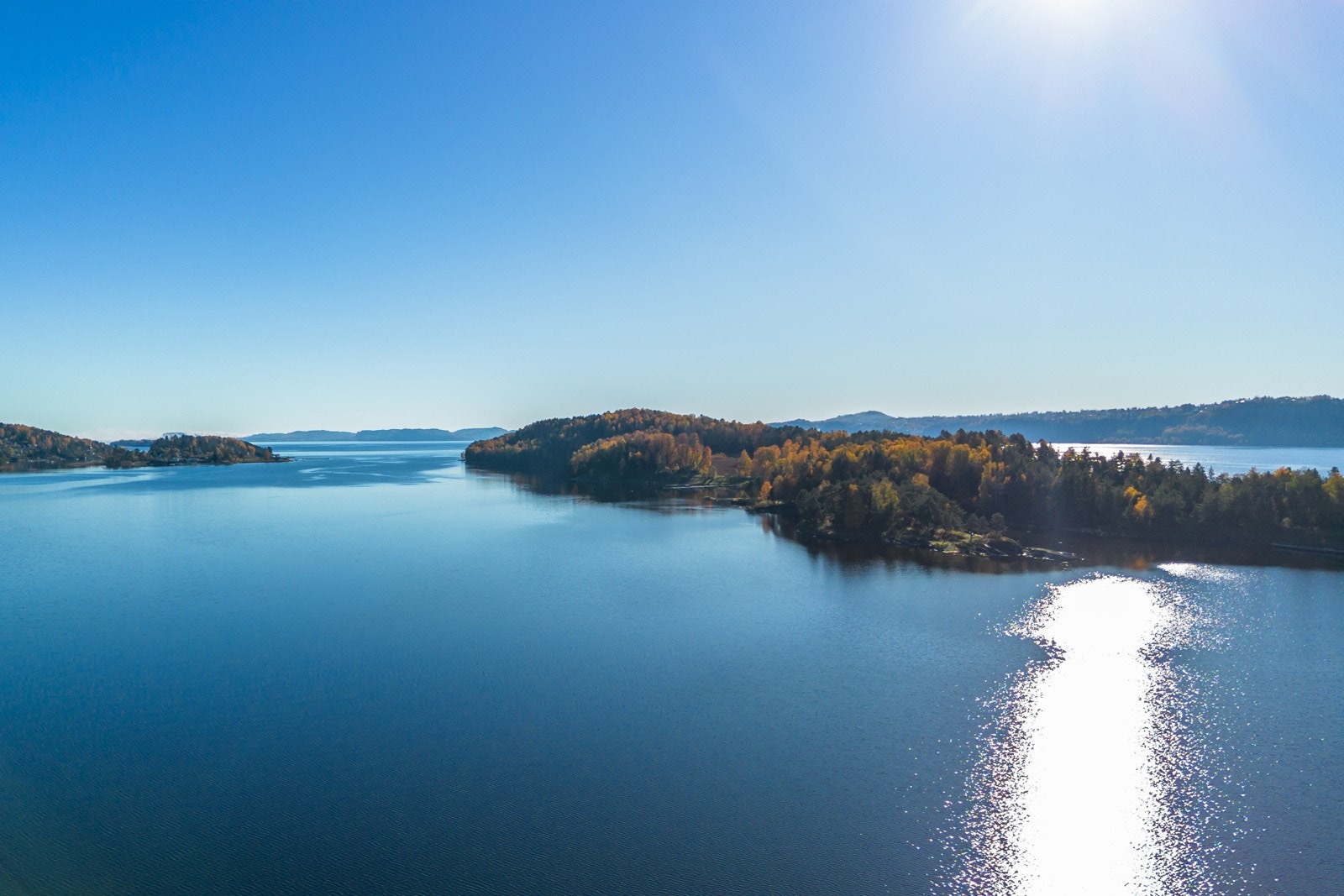 Naturnært og fredelig. En idyllisk plass med sjø, siv og vakre omgivelser rett utenfor eiendommen. Galleribilde