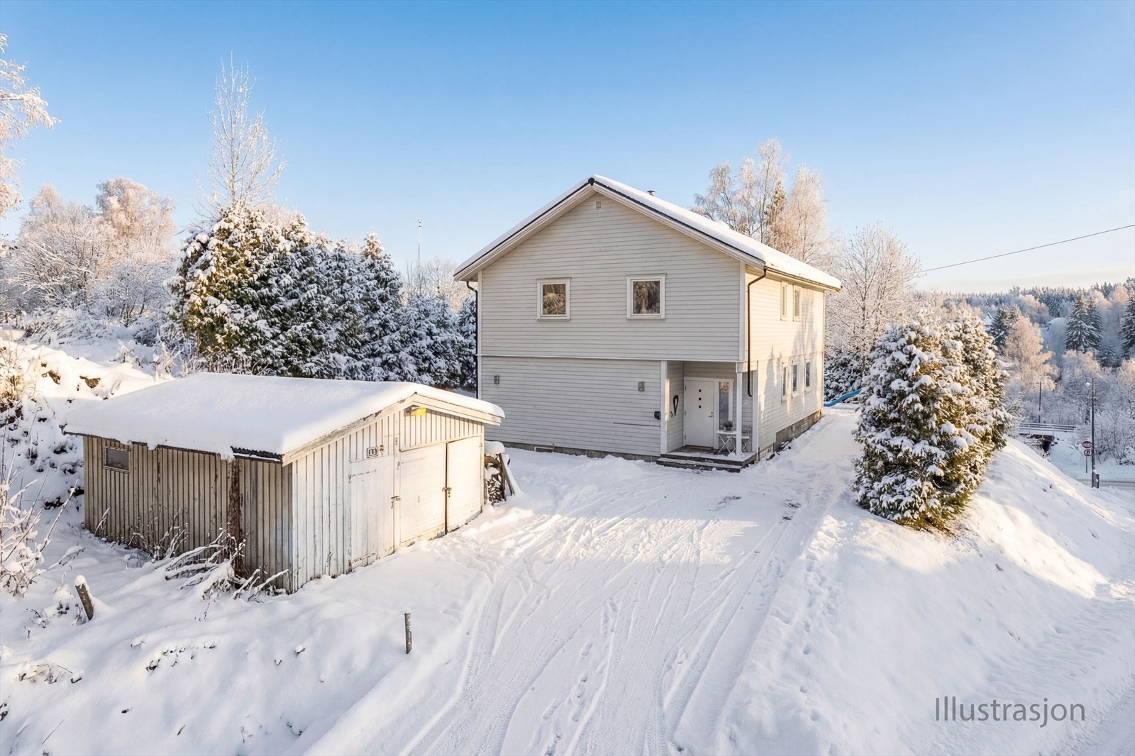 En innholdsrik enebolig med stor hage og en frittstående garasje på 27 m². Galleribilde