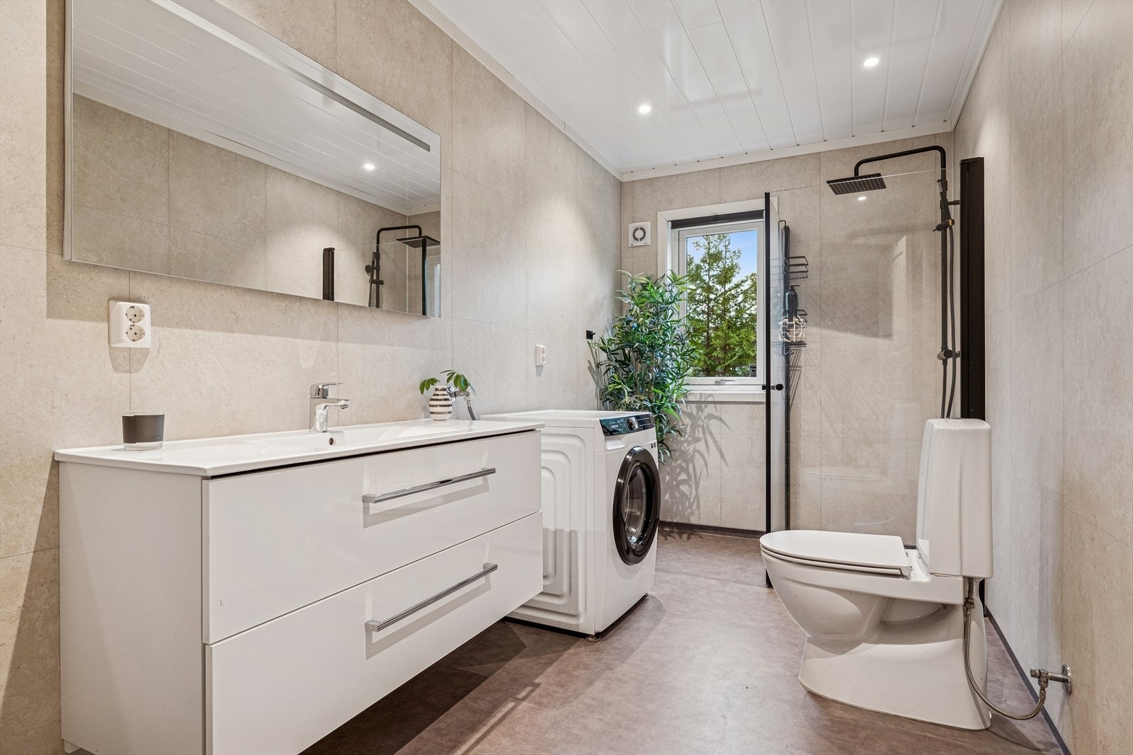 Praktisk bad og vaskerom i første etasje, oppgradert i 2019 med gulvvarme. Galleribilde