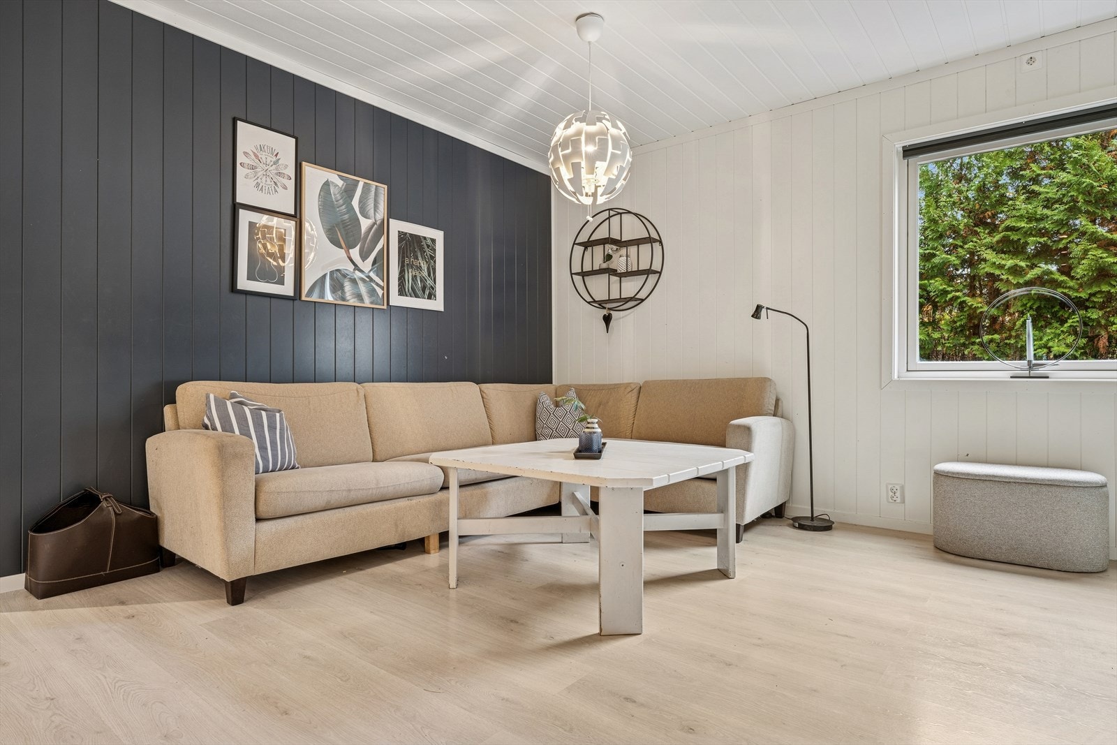 Stuen har gjennomgående laminatgulv og lyse panelplater på veggene. Galleribilde