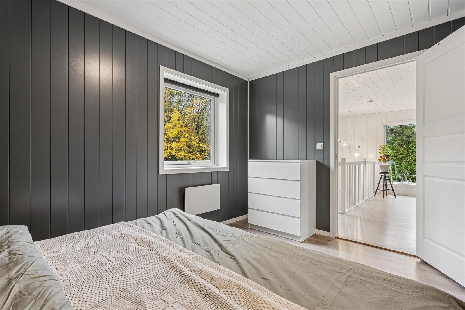 Alle soverommene finner vi i 2. etasje. Alle med god plass til seng og garderobeløsning. Galleribilde