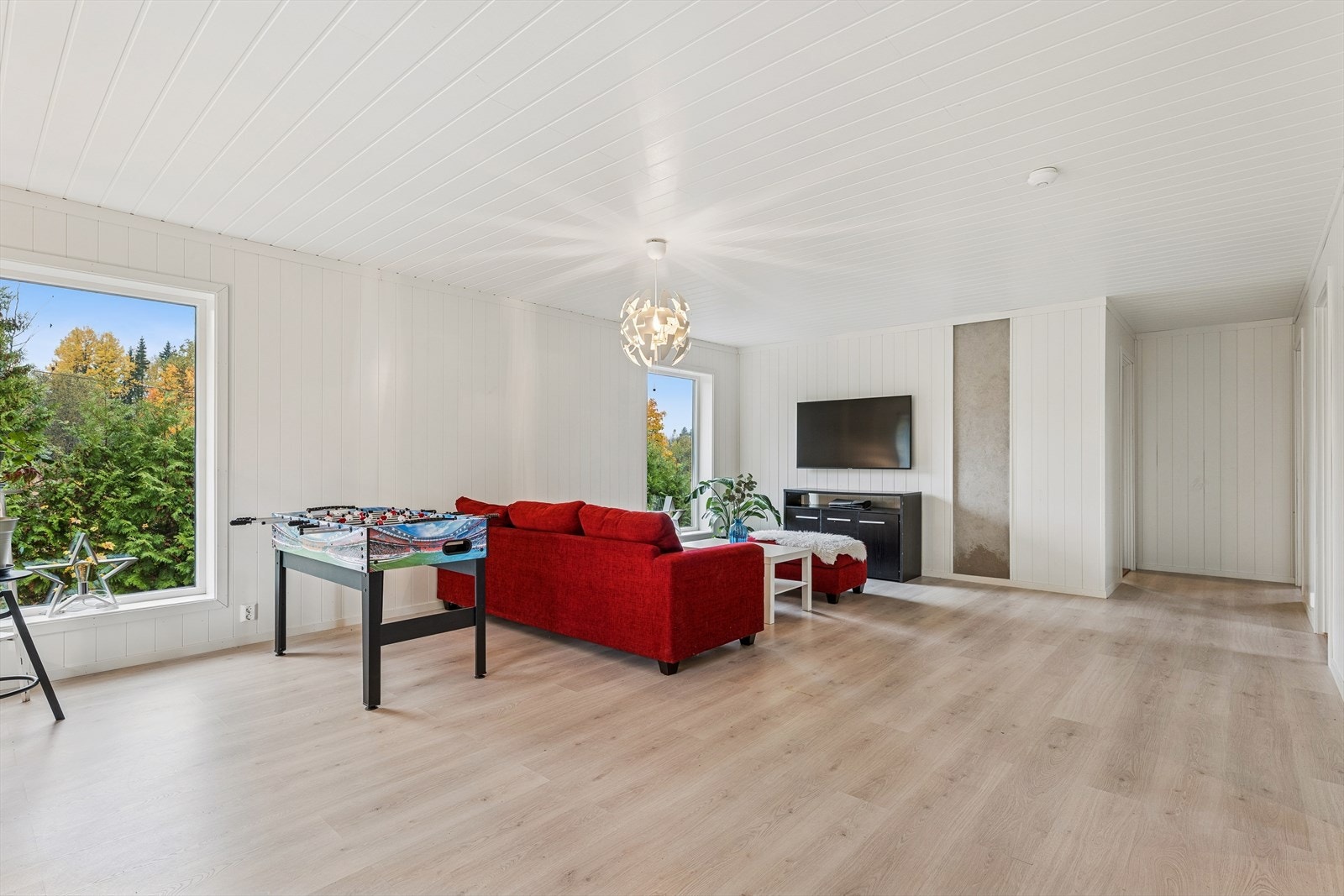 Stuen i andre etasje gir ekstra rom for lek, arbeid eller avslapning. Galleribilde