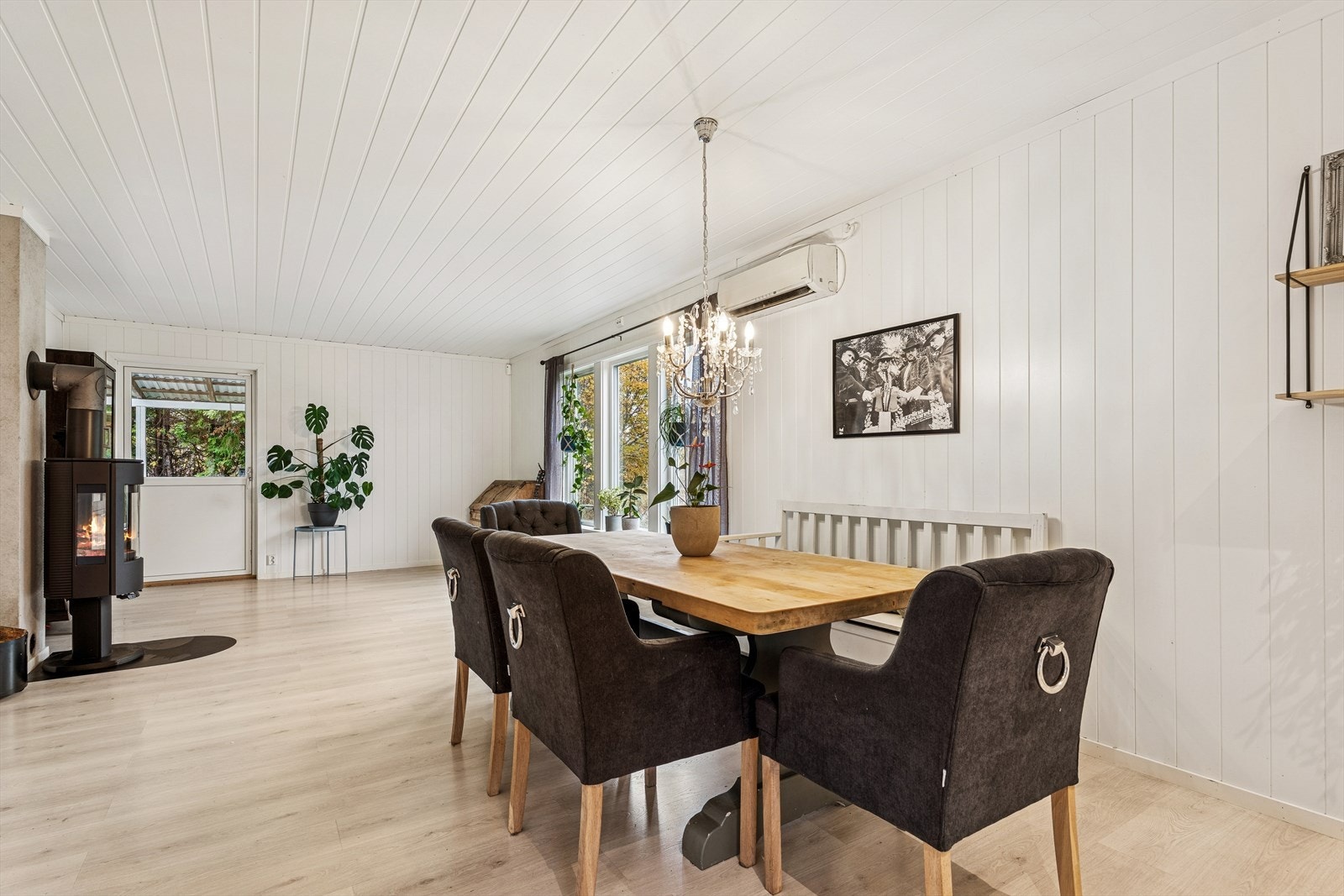 Store vindusflater, som ble byttet i 2019, gir godt med lys til spiseplassen. Galleribilde