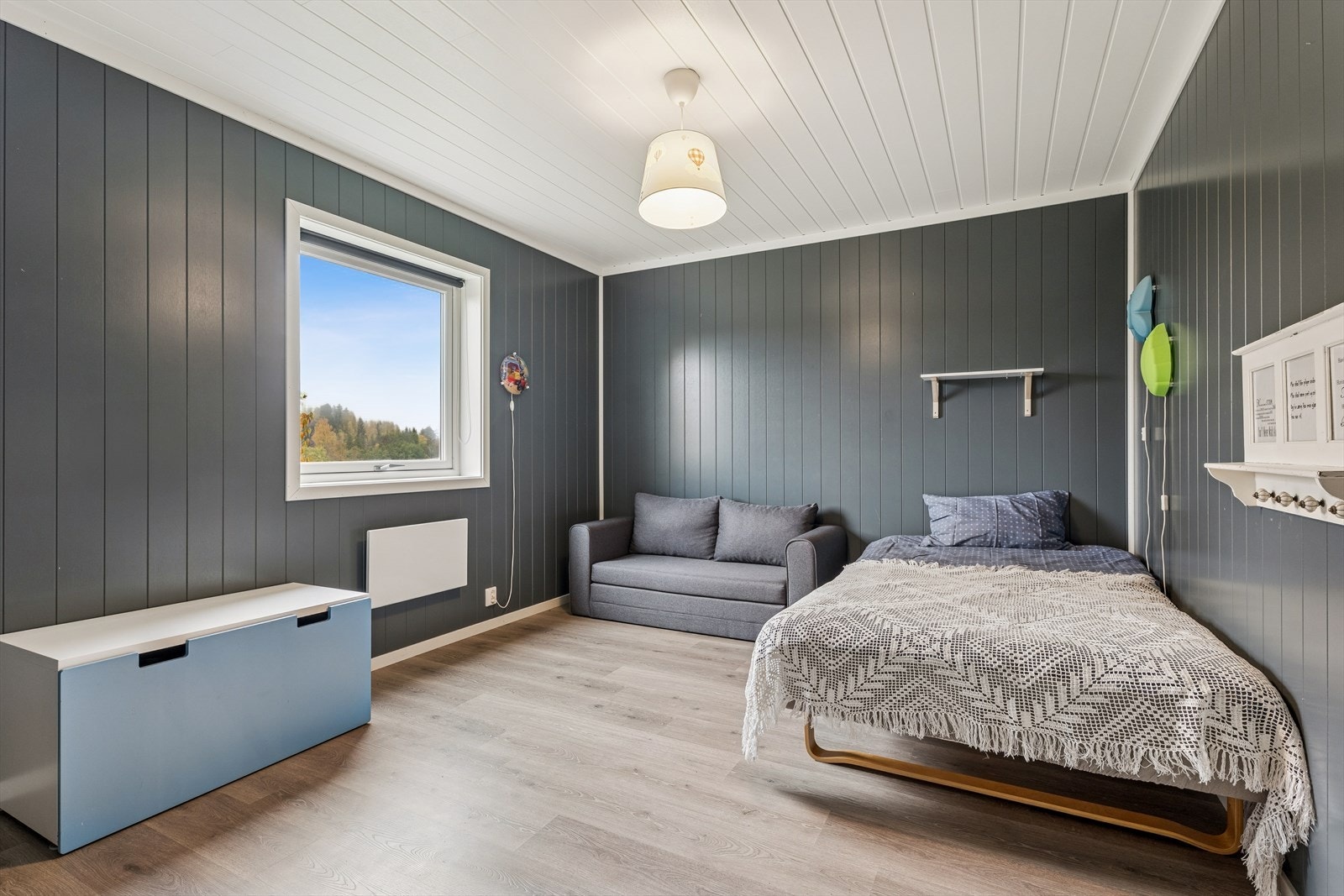 Soverommene har laminatgulv og panelplater, som gir et enhetlig preg i hele etasjen. Galleribilde