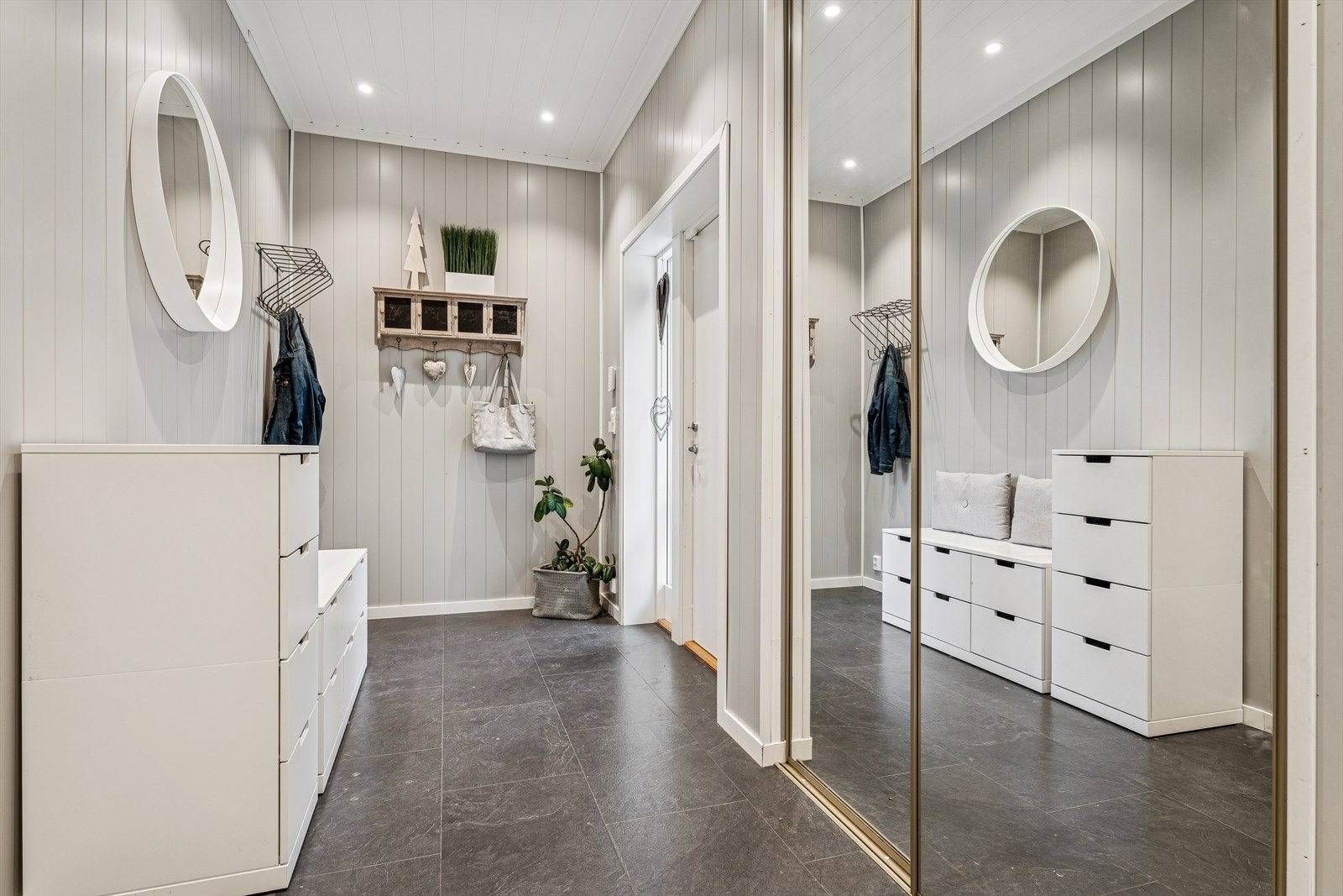 Velkommen inn! Det første som møter deg er en innbydende entré med praktiske gulvfliser og gulvvarme for ekstra komfort. Galleribilde