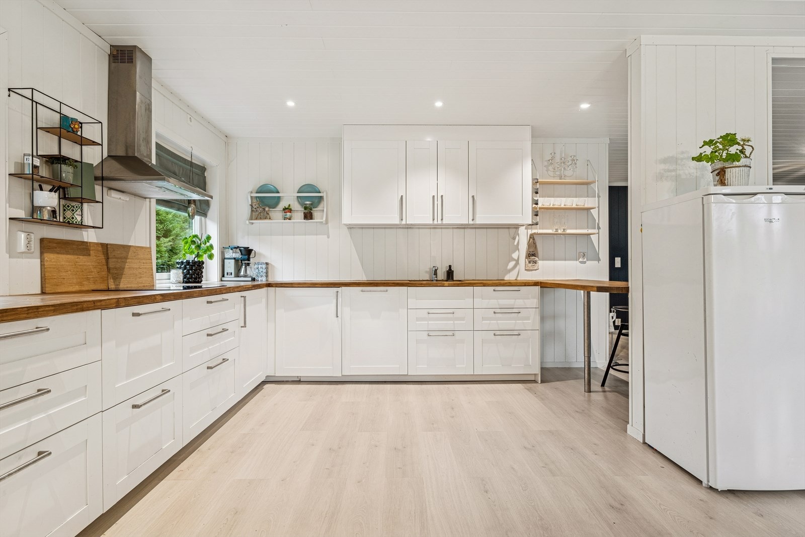 Moderne kjøkkeninnredning fra 2019 med rikelig skap- og benkeplass. Galleribilde