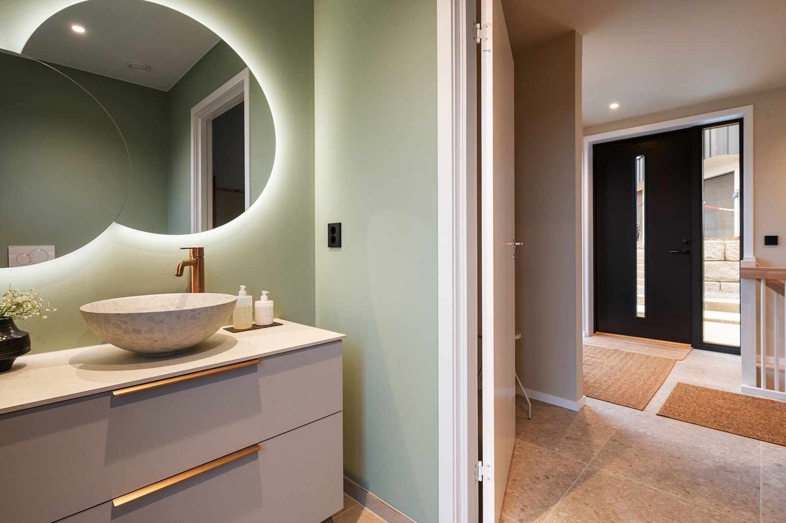 Over vasken henger et Livorno dobbelt speil med belysning. Servantkranen i høy kobberutførelse, tilhørende klikkventil gir en eksklusiv finish. Vegghengt Toto RP toalett med tornado flush og soft-close sete. Galleribilde