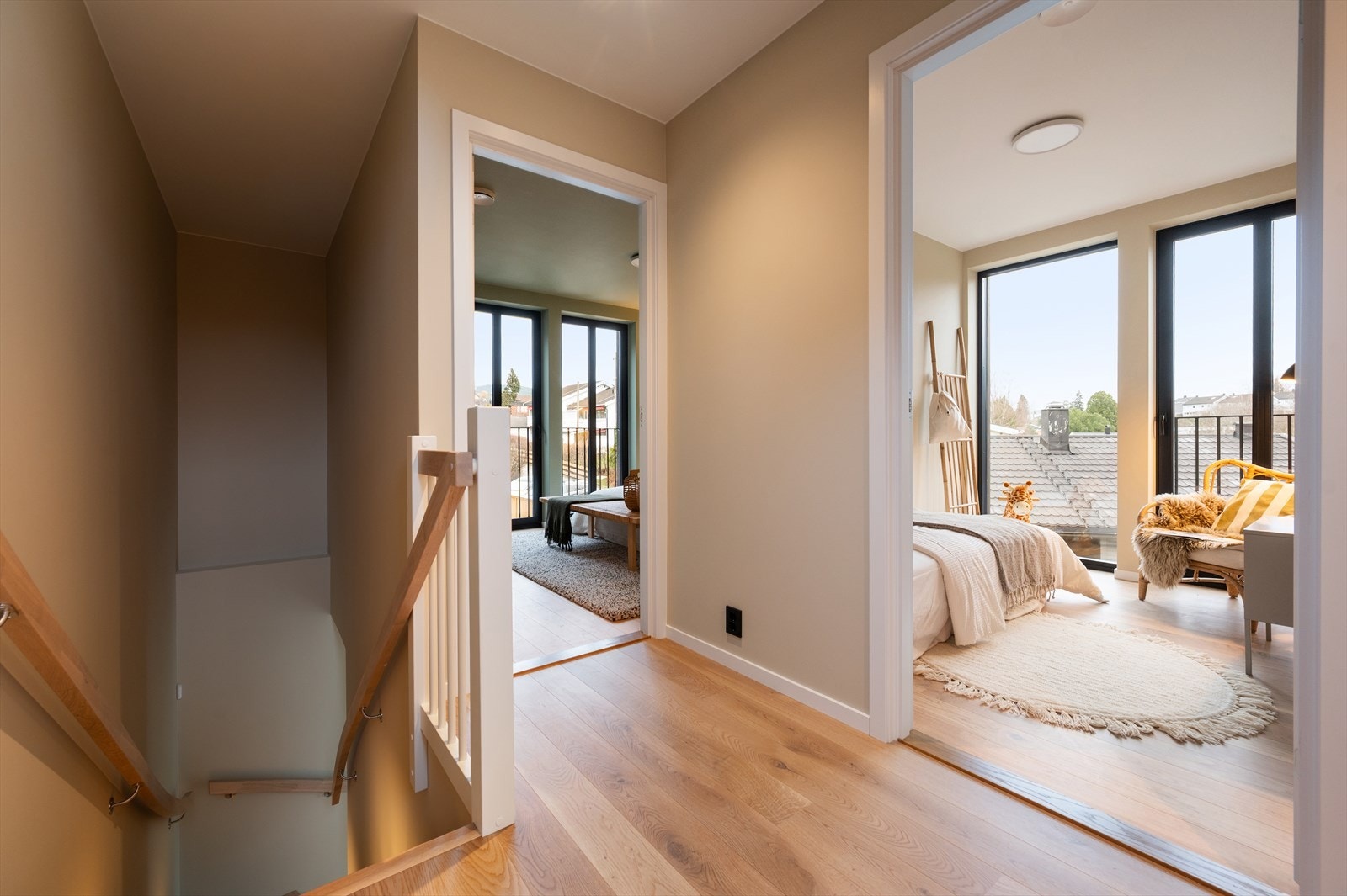 Mellomgang med trappeløp ned til underetasjen. Galleribilde